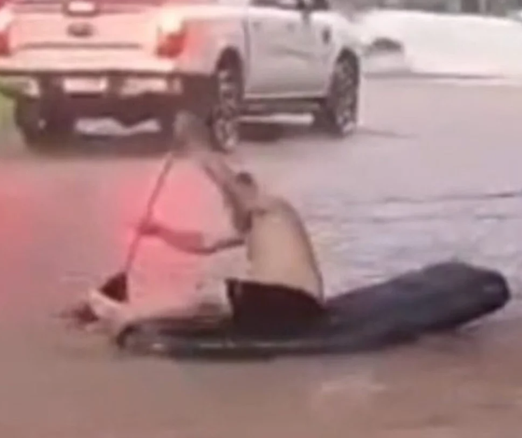 Homem é flagrado ‘remando’ em colchão de ar durante alagamento