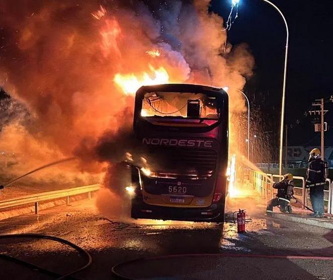 Ônibus que saiu de Umuarama com 45 passageiros pega fogo em SC
