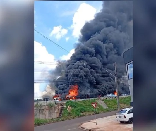 Acidente envolvendo caminhões no Contorno Norte de Maringá deixa ao menos dois mortos