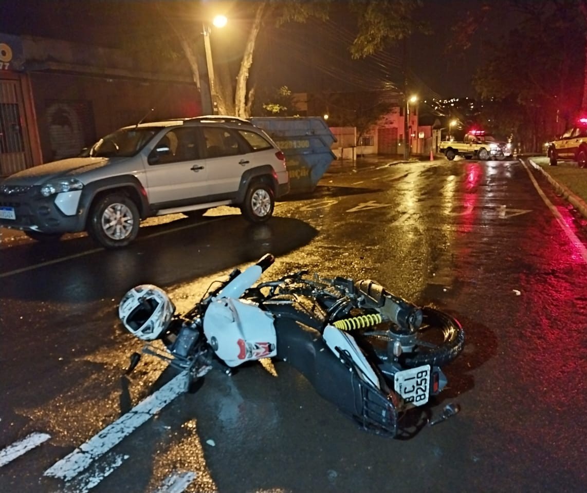 Motociclista fica gravemente ferido após bater em caçamba, em Maringá