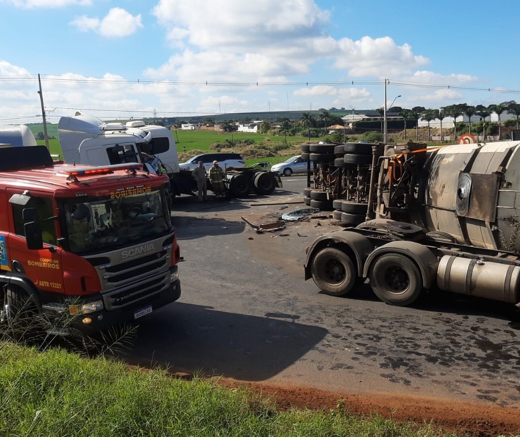 Acidente entre duas carretas espalha óleo na pista e deixa trânsito lento em Marialva