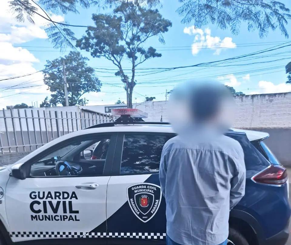 Homem é preso por injúria racial após ofender trabalhador durante remoção de veículo no centro de Maringá