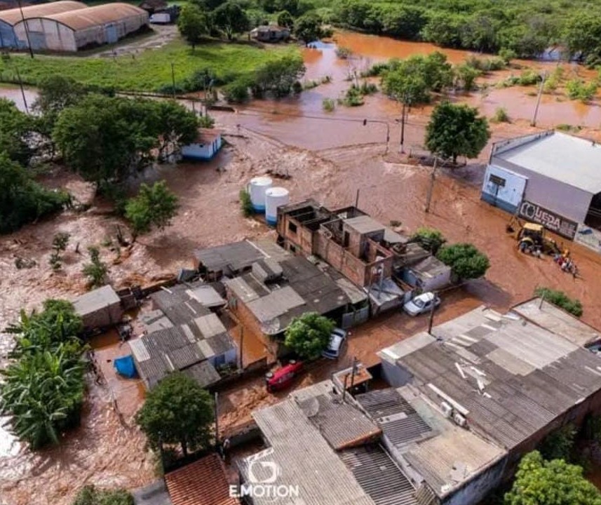 Barragem de represa transborda e alaga centenas de casas em Bandeirantes