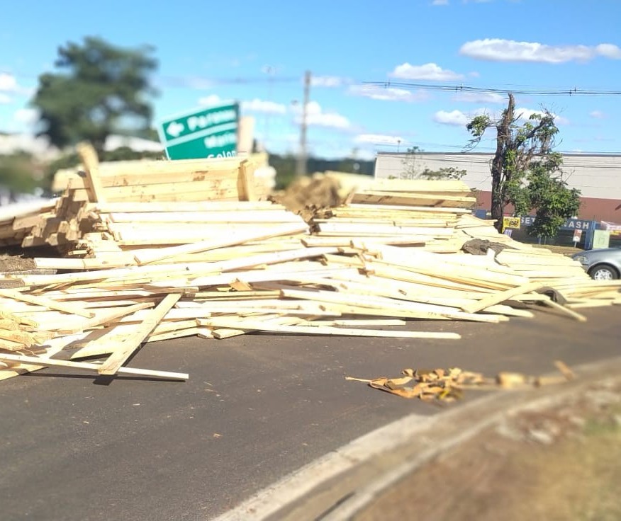 Carga de madeira cai de caminhão e interdita rotatória em Maringá