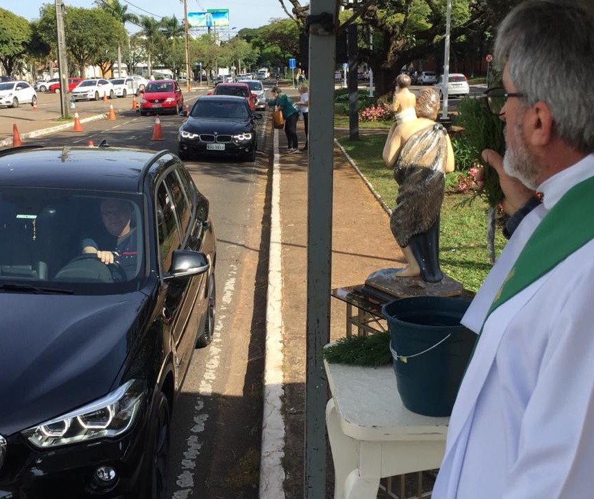 Milhares de motoristas buscam a benção de São Cristóvão