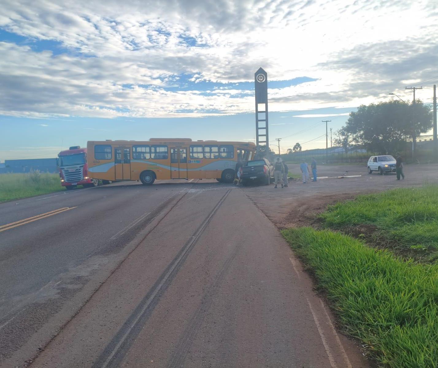 Ônibus bate em caminhonete e sete pessoas ficam feridas, duas presas às ferragens
