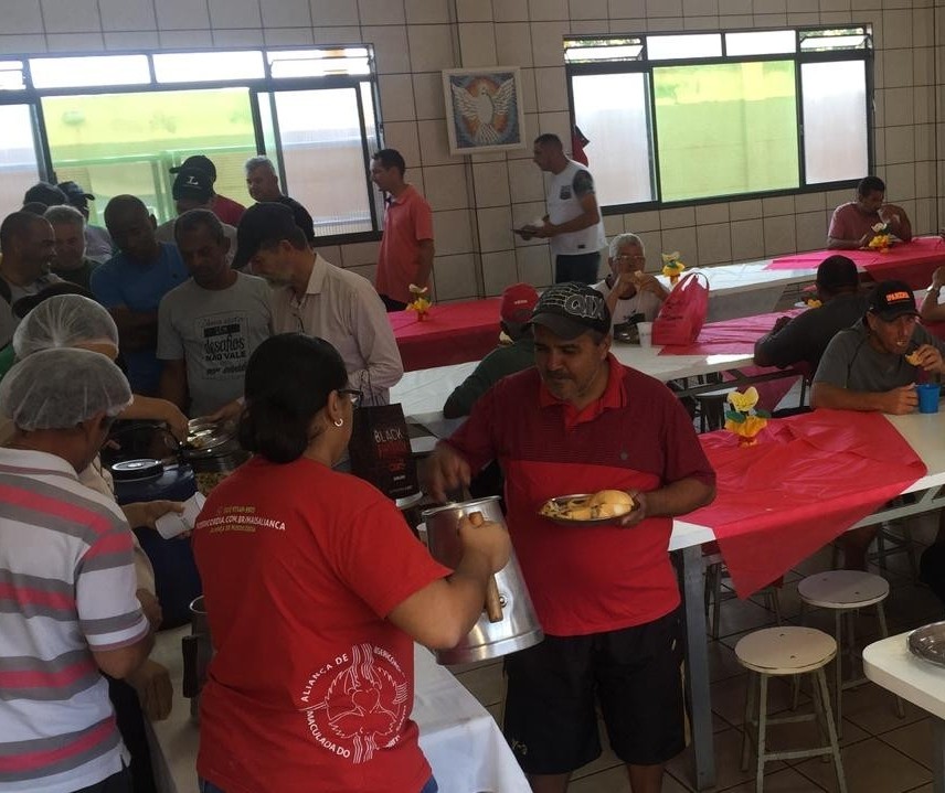 Voluntários promovem festa para moradores de rua de Maringá