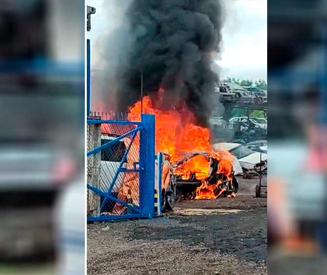 Incêndio atinge veículo em desmanche de carros em Maringá