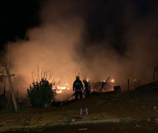 Incêndio destrói doze casas em área de ocupação, em Cascavel