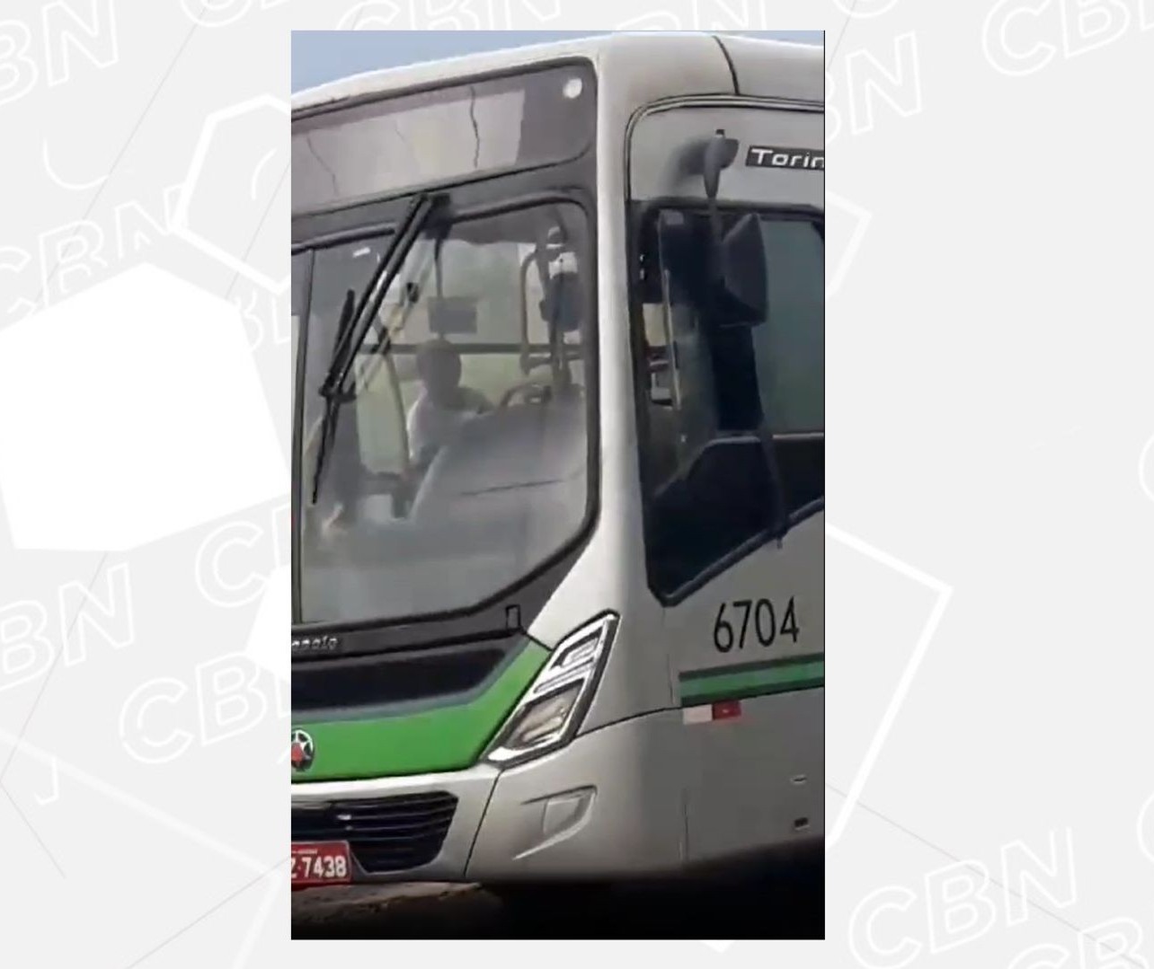 Empresa fala sobre motorista que deixou ônibus após bagunça de alunos