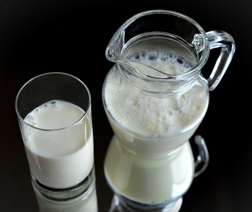 Litro do leite pago ao produtor custa R$ 1,60 na região de Maringá