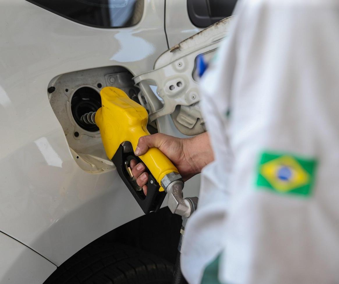 Pesquisa do Procon aponta diferença de R$ 0,80 em litro de diesel