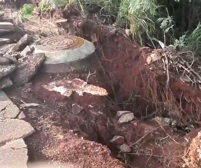 Força da chuva abre uma cratera em fundo de vale em Maringá