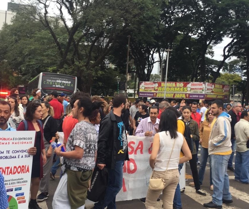 Sindicalistas impedem saída de ônibus do terminal provisório, em Maringá