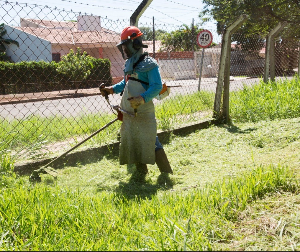 Limpeza pública de oito regiões de Maringá será terceirizada