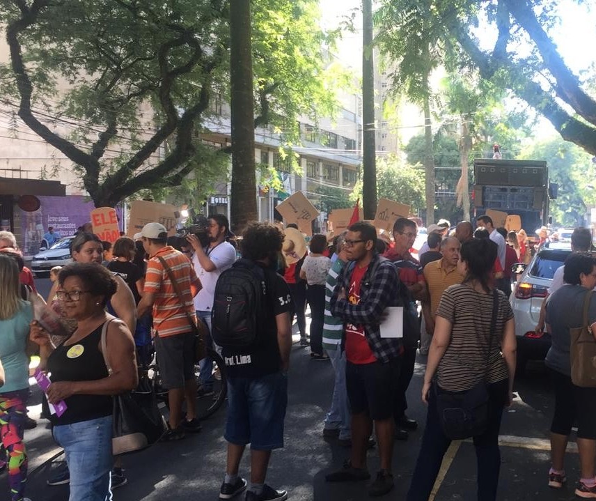 Manifestantes protestam contra mudança nas regras