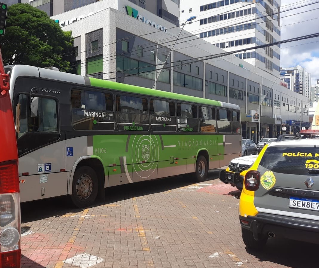 Acidente entre ônibus e viatura da PM é registrado no centro de Maringá