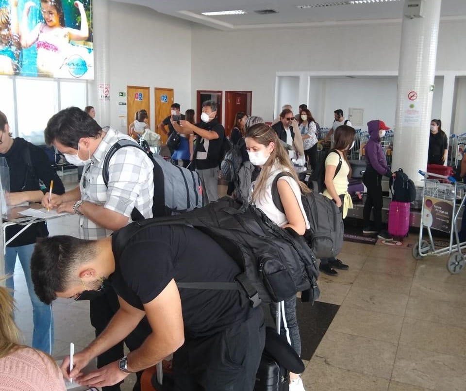 Passageiros são obrigados a preencher ficha quando chegam ao aeroporto de Maringá