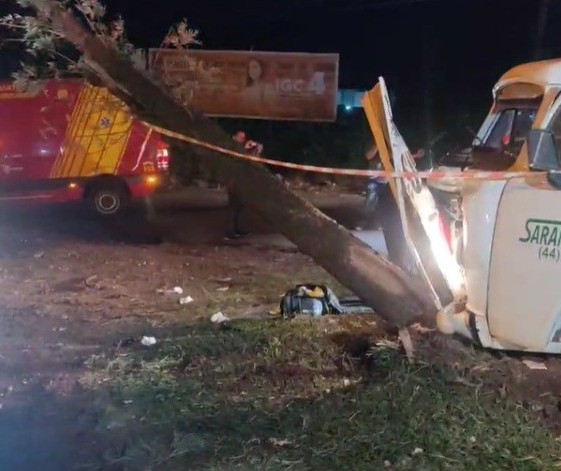 5 trabalhadores ficam feridos após Kombi bater contra árvore na Avenida Morangueira, em Maringá