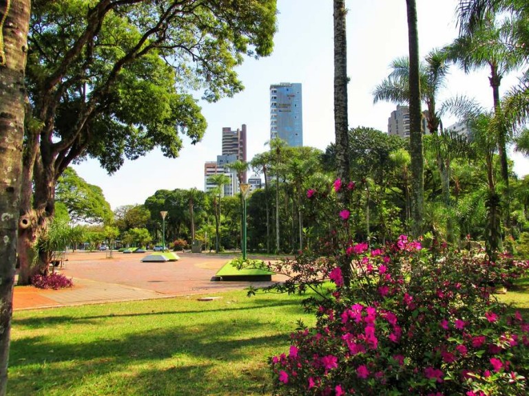 Sábado ensolarado e com máxima de 33ºC em Maringá