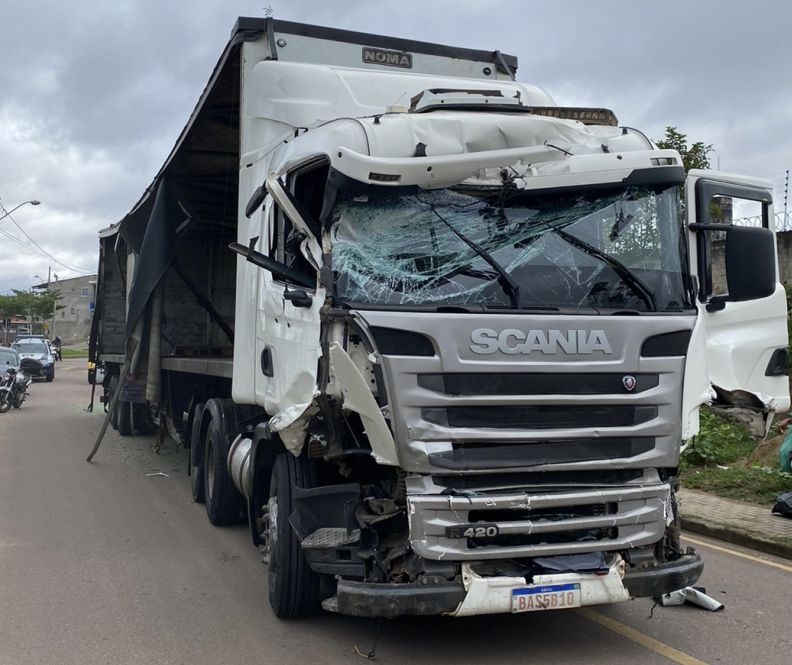 Caminhoneiro em alta velocidade atingiu ao menos 12 veículos, em Curitiba