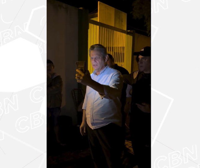 Prefeito Silvio Barros conversa com pais em fila de Cmei durante a madrugada