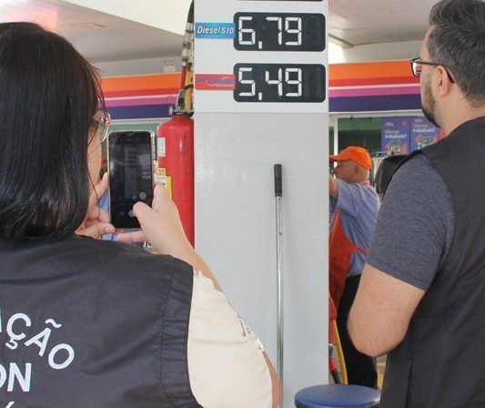 Redução no preço médio da gasolina em Maringá é de R$ 0,30, diz Procon
