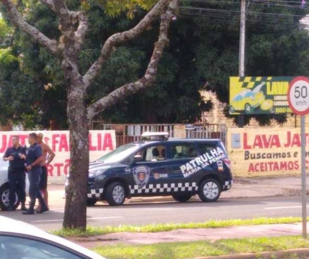 Fiscalização fecha lava jato na Avenida Pedro Taques, em Maringá