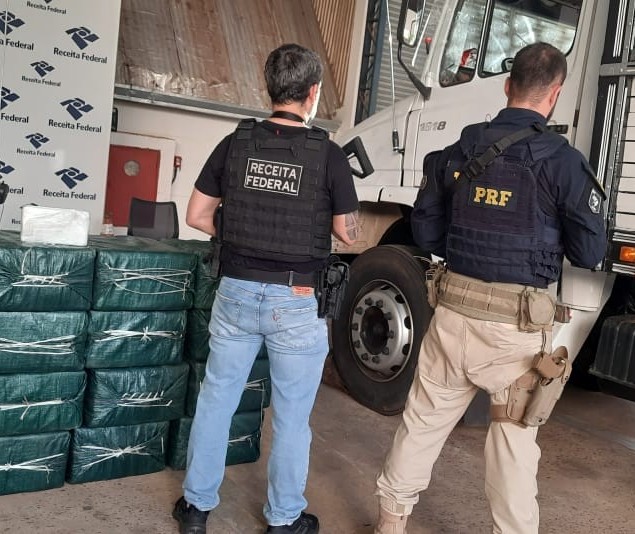 Caminhão boiadeiro escondia meia tonelada de cocaína