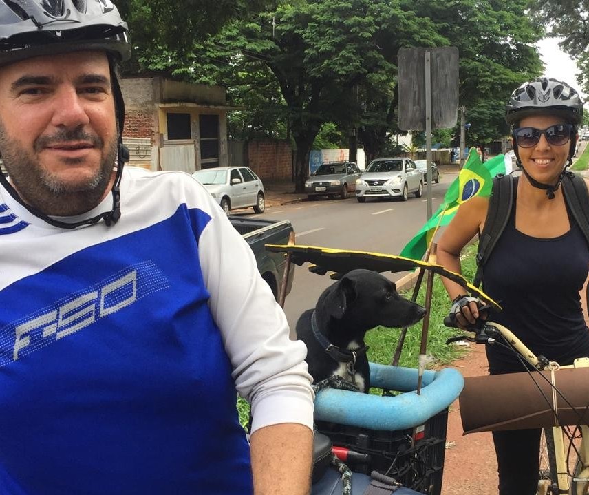 Casal viaja de bicicleta divulgando o turismo e o veganismo