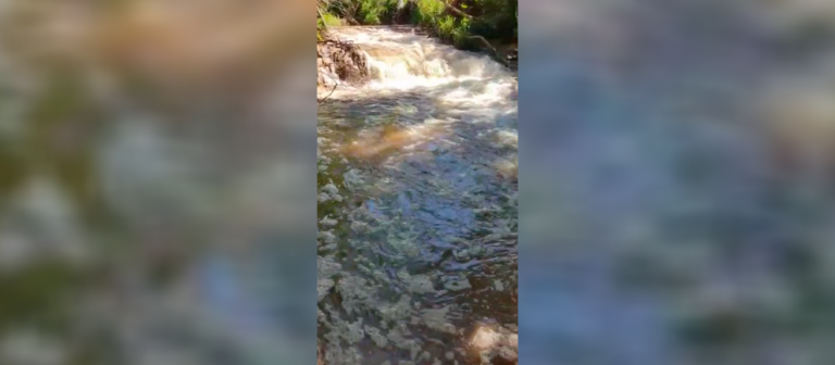 Ouvinte relata mau cheiro e espumas na água da cachoeira de Ourizona