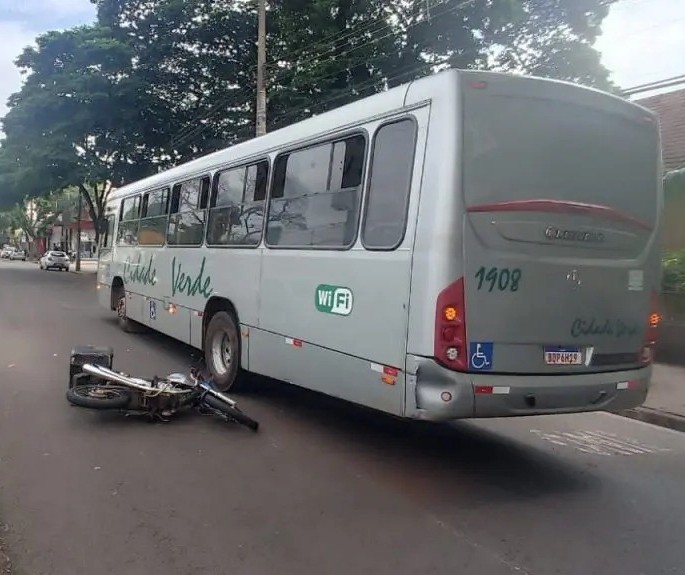 Entregador fica em estado grave ao colidir moto contra ônibus em Maringá