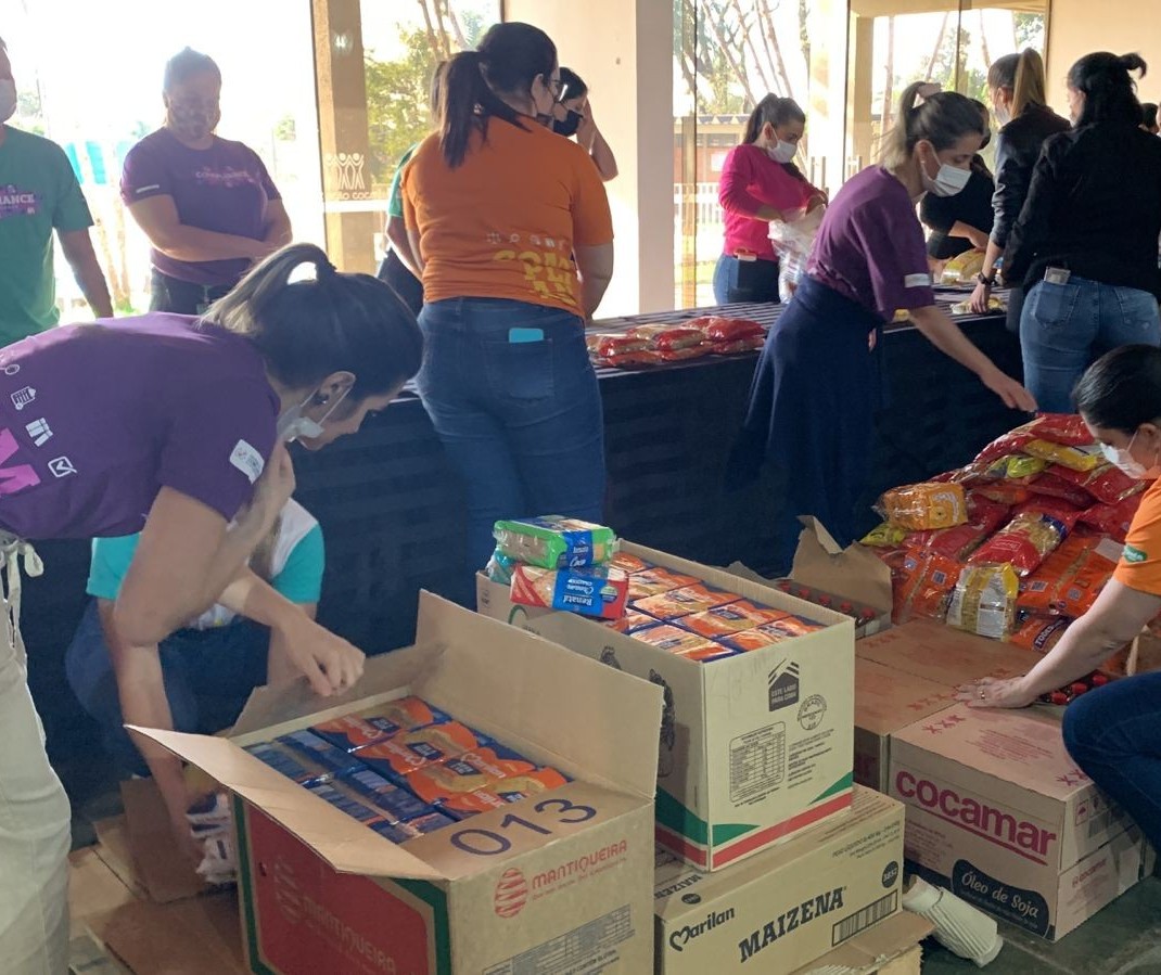 Voluntários de cooperativas se reúnem para montar 500 cestas básicas para doação