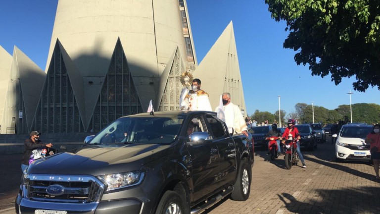 Carreata com o Altíssimo celebra Corpus Christi em Maringá