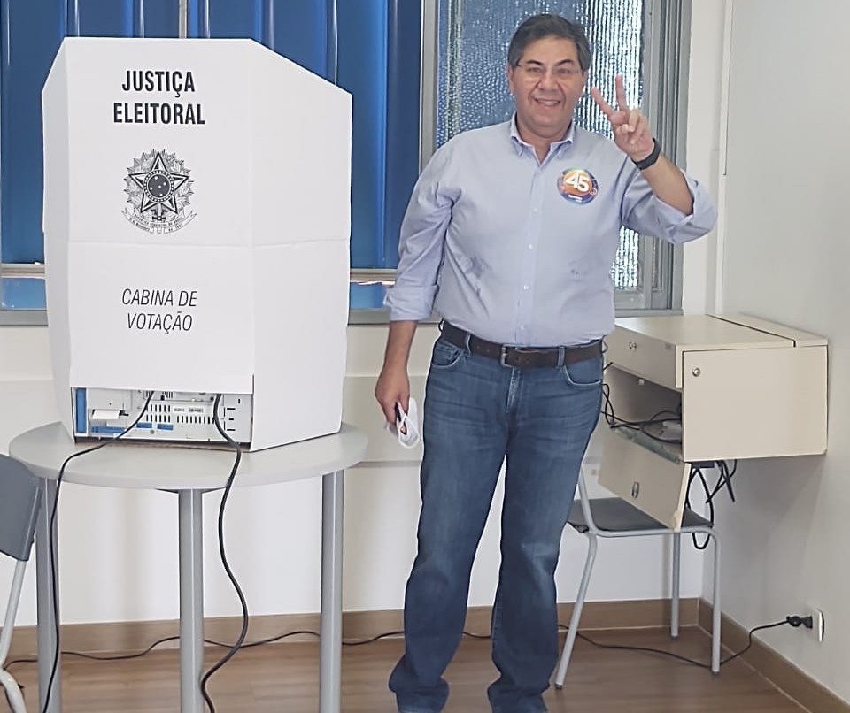 Candidato Evandro Oliveira  vota no Colégio Marista 