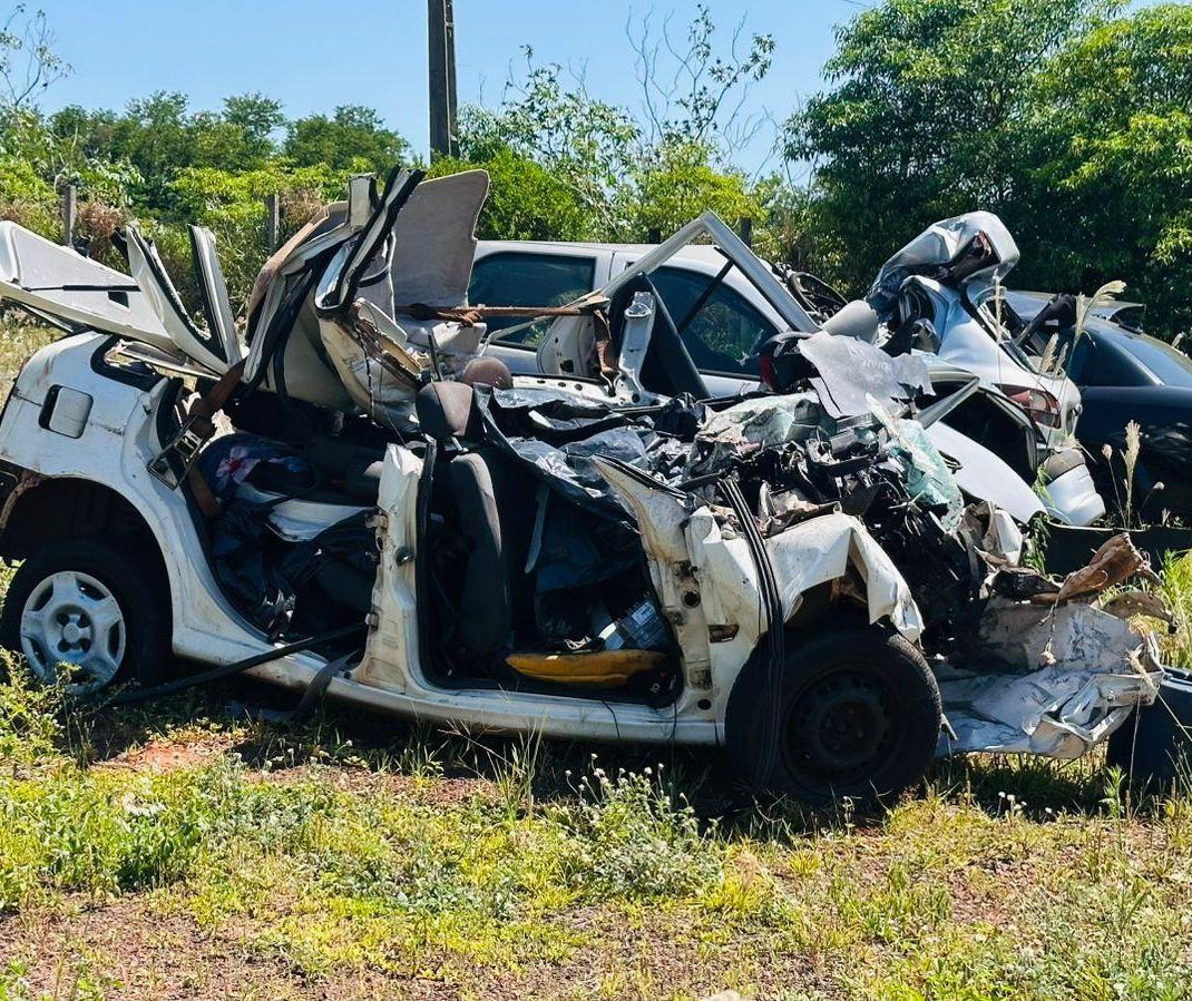Seis pessoas morrem em acidente na PR-490 entre um ônibus e um carro