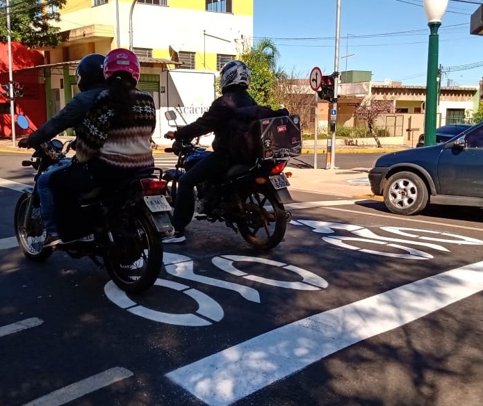 Apucarana implanta área exclusiva para motos no semáforo