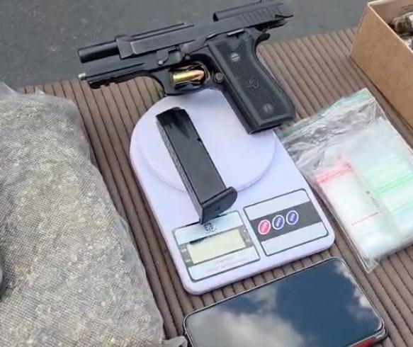 Suspeito de tráfico foge de abordagem, bate o carro e é preso em Maringá