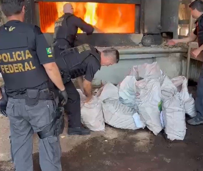 Mais de 500 kg de cocaína são incinerados pela Polícia Federal em Maringá