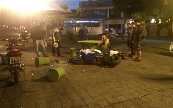 Motociclista invade praça, colide contra bancos e fica ferido