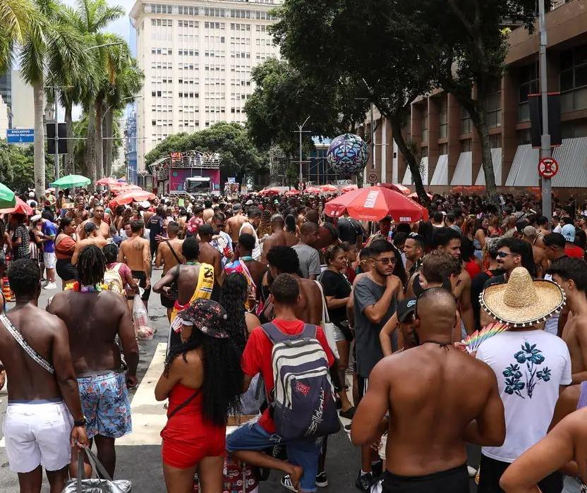 Foliões desejam a solteirice, mas podem encontrar um grande amor no carnaval