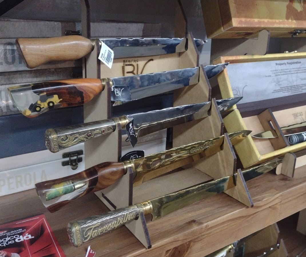 Espadas e facas artesanais chamam atenção na Expoingá