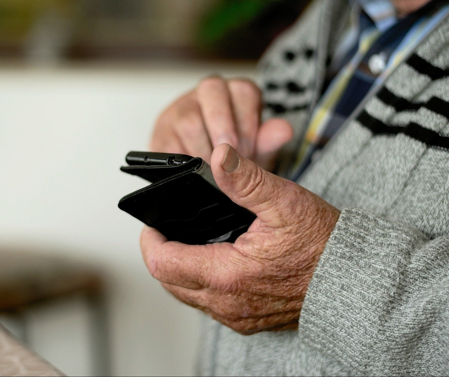 Jovens católicos ensinam idosos a utilizar o aparelho celular