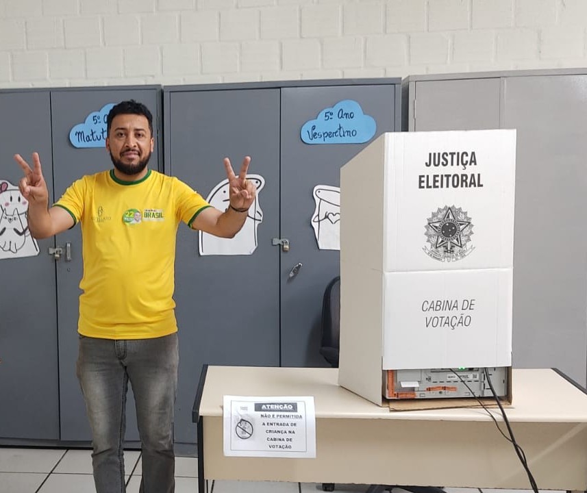 Deputado reeleito Soldado Adriano José votou no Colégio Paraná