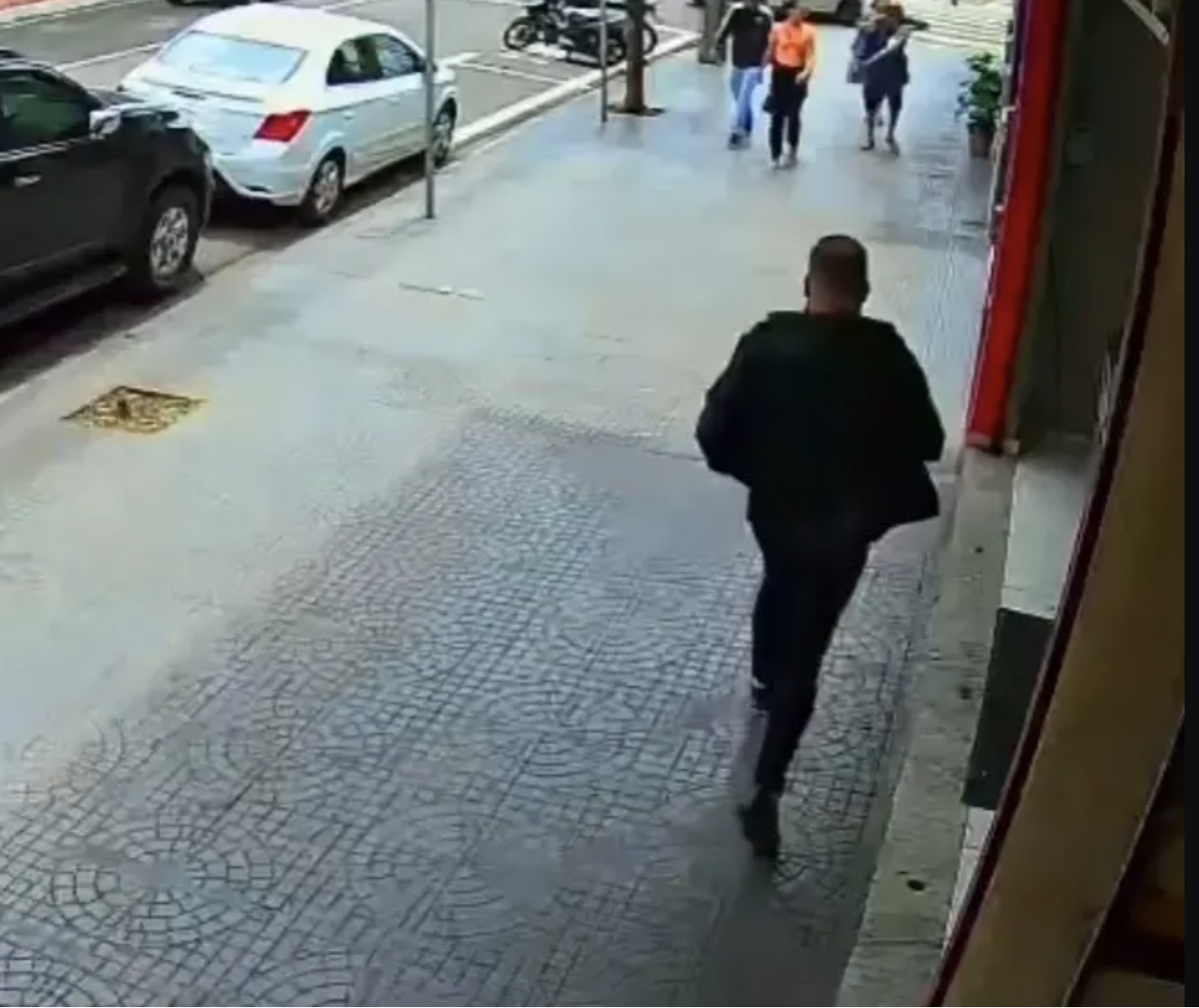 Golpe do falso Pix: suspeito foge com joias de R$ 15 mil em Maringá