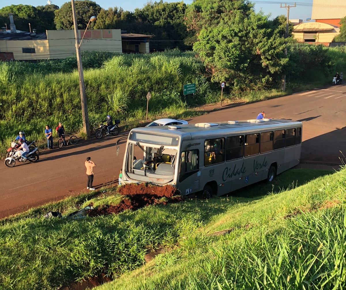 Acidente entre ônibus e moto deixa dezenas de feridos