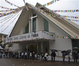 Fiéis acordam cedo e enfrentam chuva neste domingo em Maringá para garantir um pedaço do bolo do santo casamenteiro