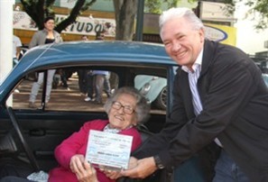 Idosa de Campo Mourão que aprendeu a dirigir aos 50 anos de idade continua rodando pelas ruas de carro aos 93 anos
