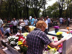 Milhares de pessoas vão ao Cemitério Municipal de Maringá neste fim de semana prestar homenagens aos entes queridos