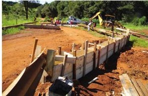 Construção de parede de concreto provoca polêmica entre prefeito e oposição em Mamborê